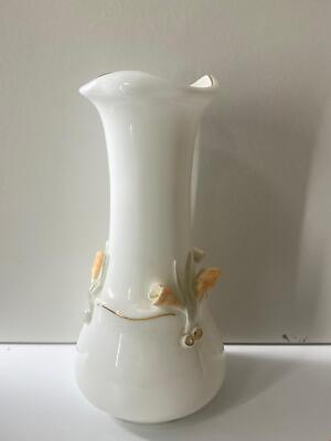 Kleine weiße Porzellan Knospenvase im Vintage Stil mit floralen und goldenen Details