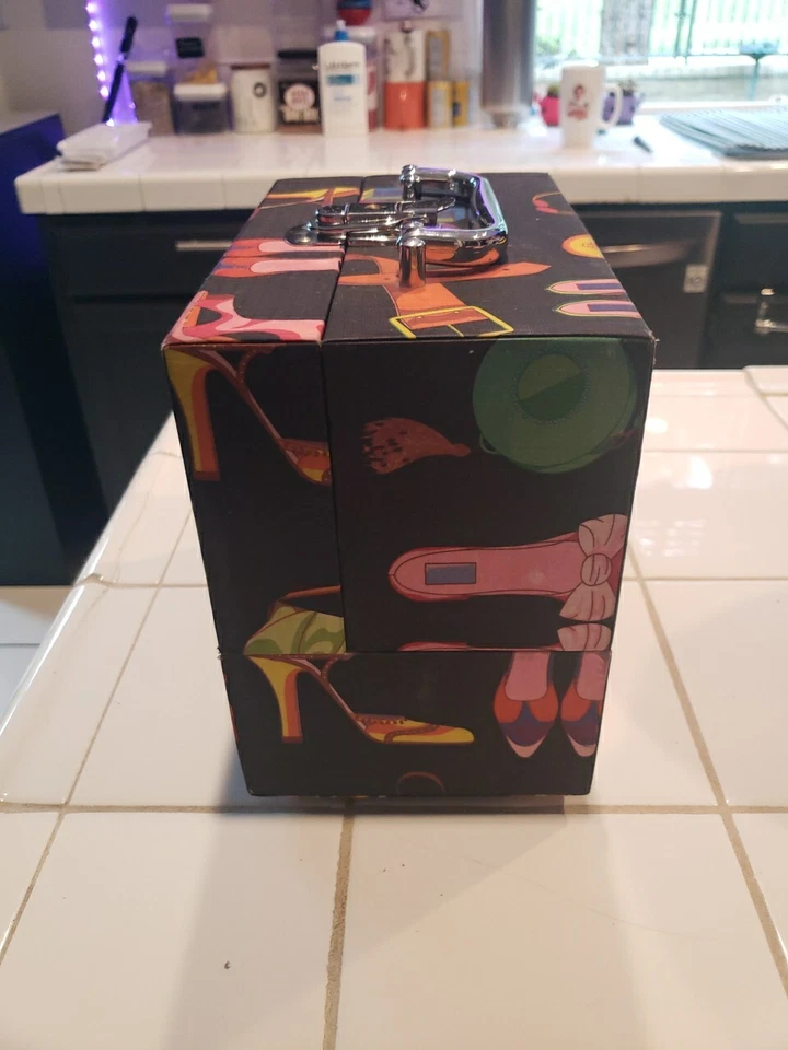 Estuche de Transporte de Colección CABOODLES Estampado de Zapatos/Carteras Joyería y Maquillaje con Asa Foto 2 de 4