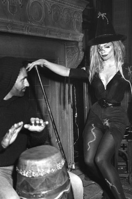 Maila Nurmi alias Vampira besucht eine Halloween Kostümparty 1956 4X6 Foto