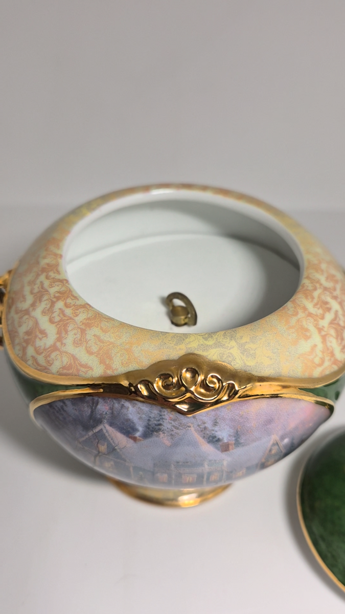 Thomas Kinkade “A Holiday Gathering” Heirloom Porcelain Music Box