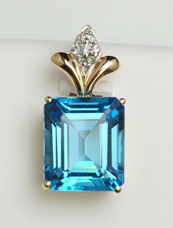 14K Yellow Gold London Blue Topaz Pendant Fleur de lis Style Pendant