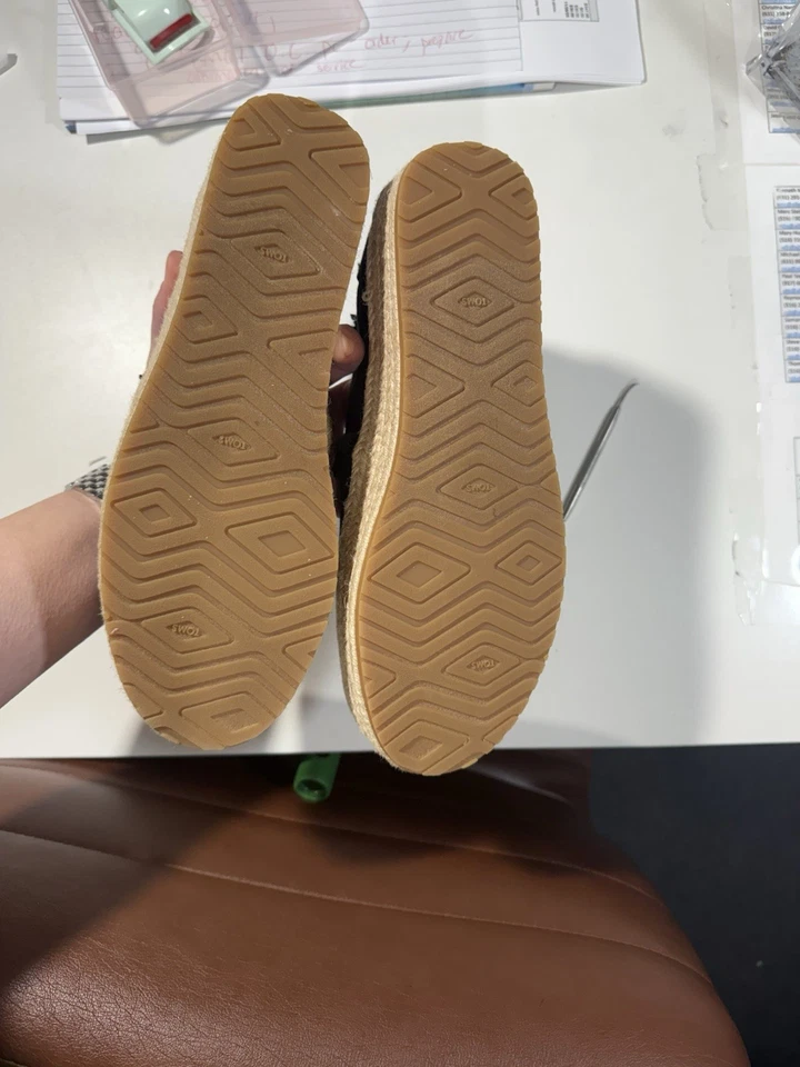 Sapatos femininos Toms plataforma lona deslizante, tamanho 7, preto e bege, placa de 1,5 pol. - Imagem 3 de 4