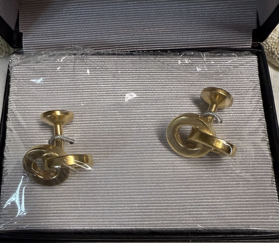 Gemelos Kenneth Cole, tono dorado, estilo nudo Foto 2 de 4