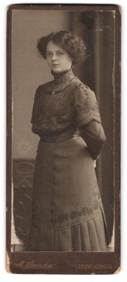 Fotografie A. Sander, Leipzig, junge Dame in tailliertem Kleid 