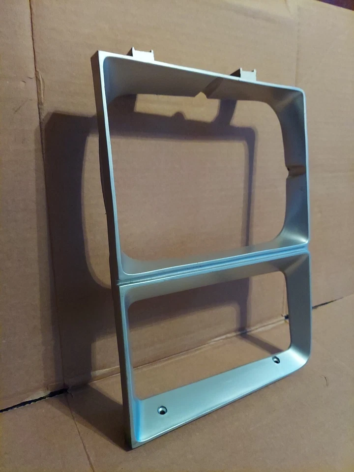 1981-87 Chevrolet Pickup K5 Blazer ou Suburban C/K Driver Farol Moldura GM - Imagem 2 de 4