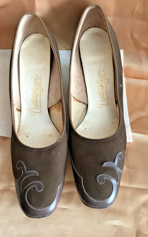 1960's NATURALIZER 2 TONE BROWN SUEDE /FAUX LEATHER PUMP SHOES-8.5 (AAA)