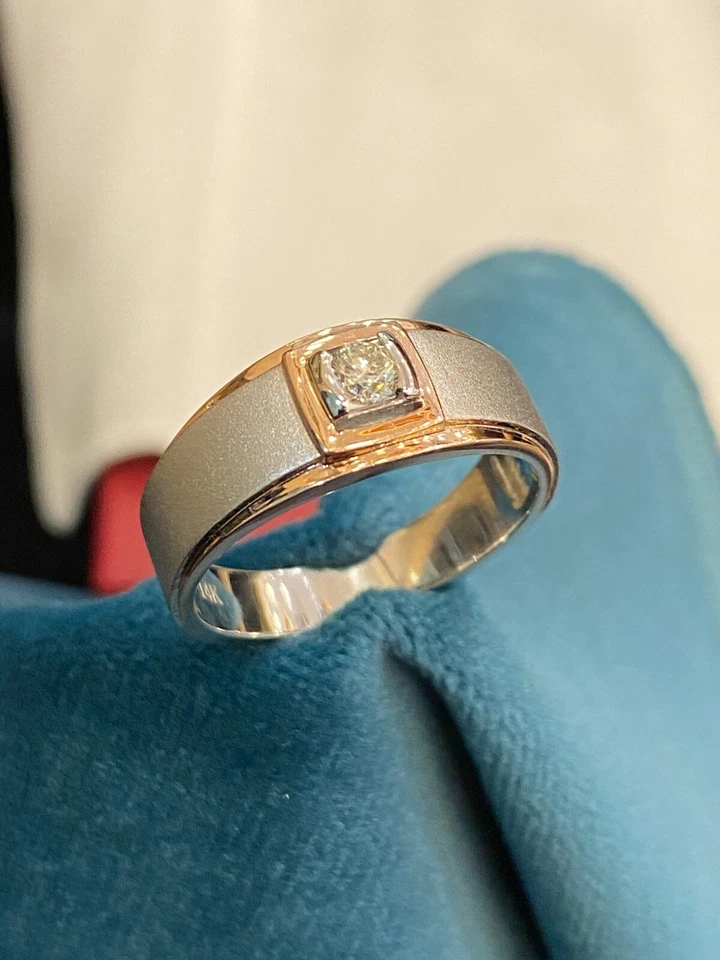 Anillo de aniversario de diamantes de corte brillante redondo de 0,20 quilates en oro 585 de 14 quilates Foto 4 de 4