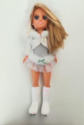 Nancy Famosa Puppe Wintersport Puppe blond Sammlung mit Skater Outfit 