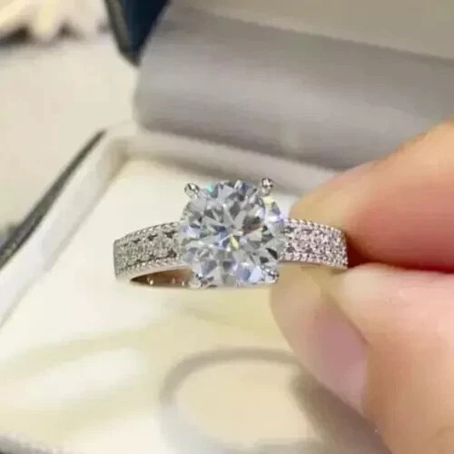 Anello di Fidanzamento 2,10 Ctw Taglio Tondo VVS1 Moissanite Prong Placcato Oro Bianco 14K - Foto 2 di 11