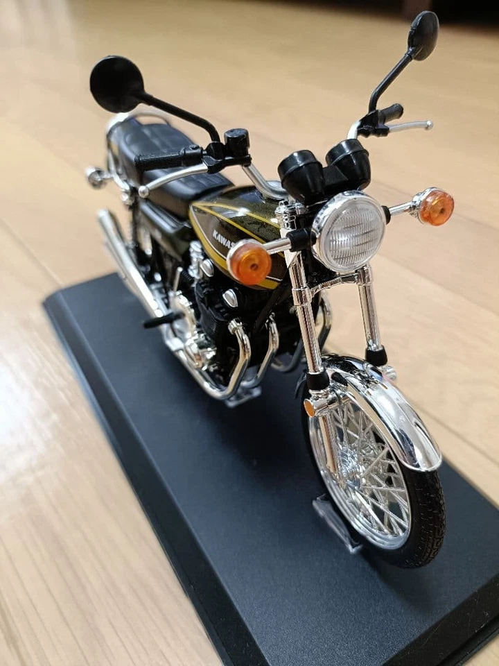 Modelo de moto Kawasaki Z2 750RS escala 1/12 con CBX400 F2 (en curso) usado Foto 3 de 4