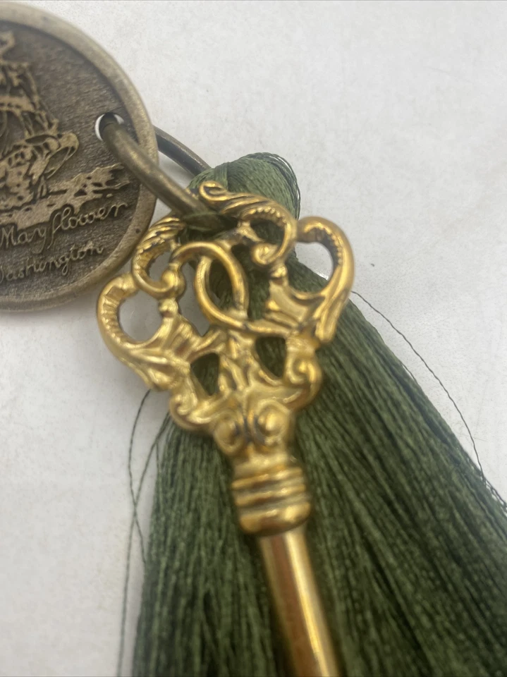 Armário de mesa decoração chave borla verde com chave dourada The Mayflower ótimo estado - Imagem 3 de 4