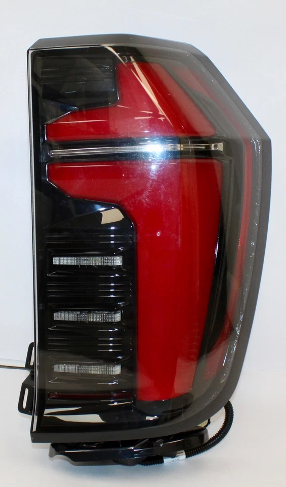 CHEVY TAHOE 2025/CHEVY SUBURBAN LUZ TRASERA DERECHA NUEVA OEM Foto 2 de 4