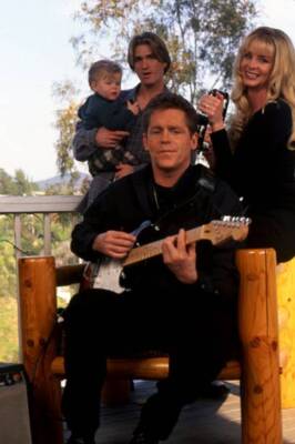 Actor Jeff Conaway poses with his family including Rona Newton-Joh- Old Photo 1