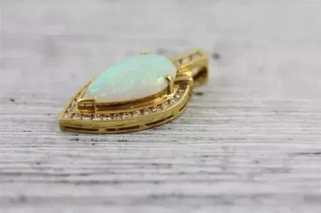 Colgante para mujer con halo de ópalo de fuego creado en laboratorio corte pera de 3 quilates enchapado en oro amarillo de 14 quilates Foto 2 de 4