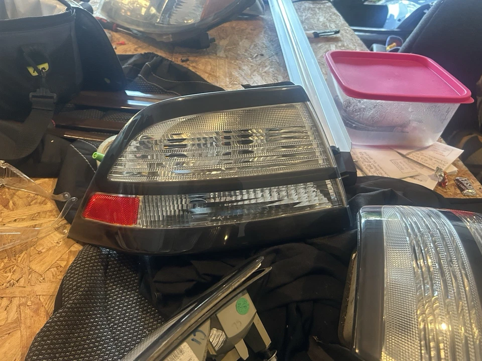 Conjunto de luz trasera UNITED RECYCLERS GROUP 604821 se adapta 08-11 Saab 9-3 Foto 2 de 4