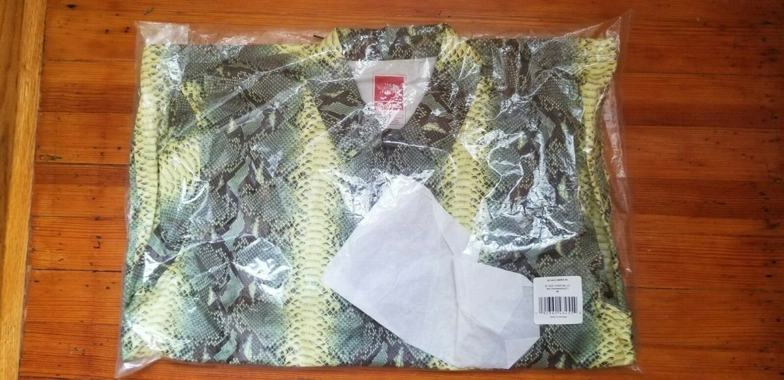 Vente virtuelle : veste d'entraîneurs Supreme The North Face peau de serpent à couture collée verte