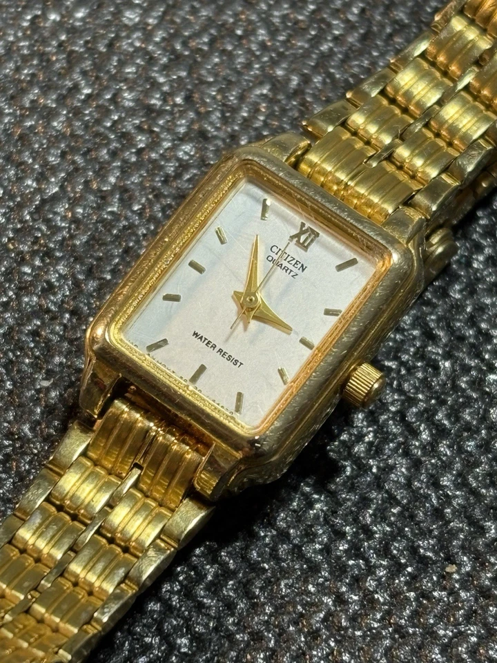 Reloj pulsera Citizen Tank vintage de cuarzo rectangular tono dorado para mujer Foto 2 de 4