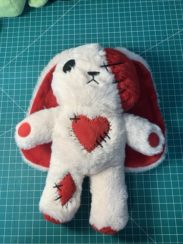 Peluche Dreadfuls "Love Rabbit" di Mysterious Peluche Coniglietto Cuore Rosso RARO - Foto 20 di 20