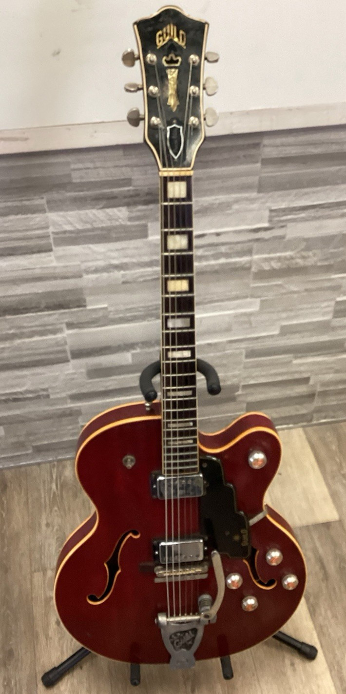 Rare 1967 Guild Duane Eddy DE 400 in maroon finish hollowbody jazz guitar