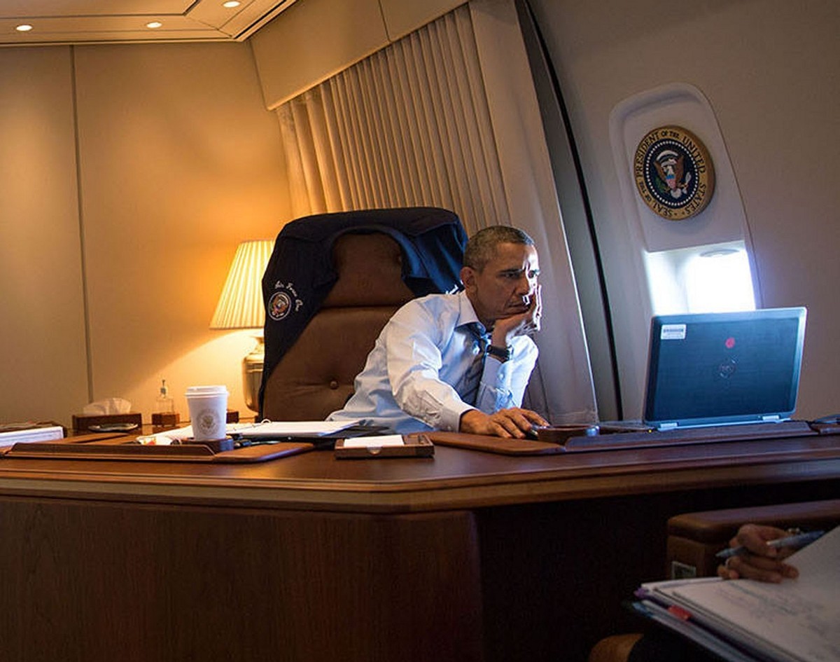 PRESIDENT OBAMA IN HIS OFFICE ABOARD AIR FORCE ONE Photo (193-b
