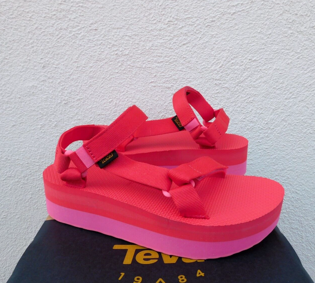 TEVA HOT PINK FLATFORM UNIVERSAL PLATFORM SANDALS, WOMEN US 6/ EUR