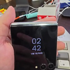 Galaxy Z Flip 5 256GB Smartphone with Minor Scratches