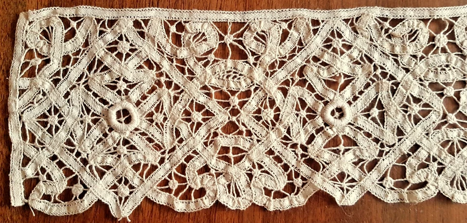Dentelle ancienne au lacet et à l'aiguille - Photo 2/3