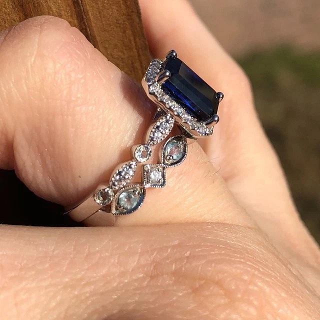 Juego de anillos de compromiso de zafiro azul creado corte esmeralda de 3 quilates con acabado de oro blanco de 14 quilates Foto 3 de 3