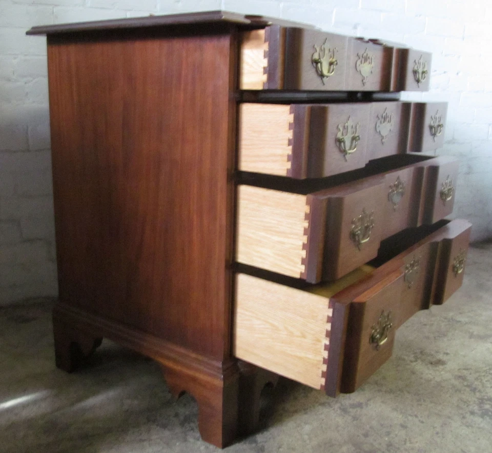 CHIPPENDALE STYLE NEW ENGLAND MAHOGANY BLOCKFRONT BACHELOR'S CHEST OR DRESSER - Image 4 of 4