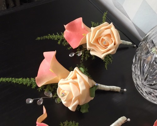 WEDDING FLOWERS FOUR x PEACH/IVORY FOAM CALLA LILY BRIDAL CORSAGE BUTTONHOLES. - Picture 5 of 9