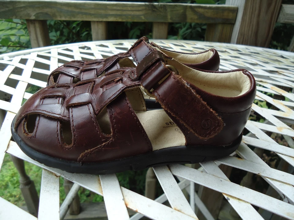 Sandálias pescador Stride Rite meninos crianças 7,5M marrom estilo anos 90 Y2K gancho laço - Imagem 3 de 4