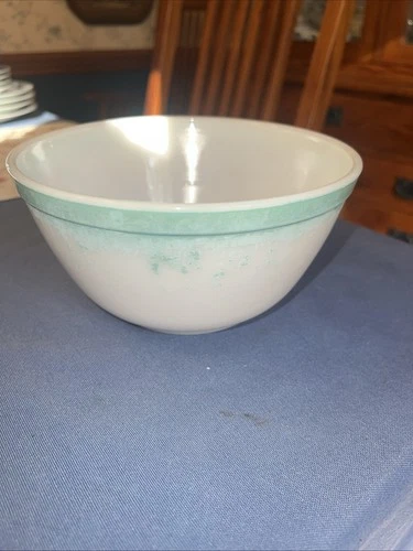 Vintage 1950's Pyrex Turquoise Mixing Bowl #402 -1-1/2 Quart 