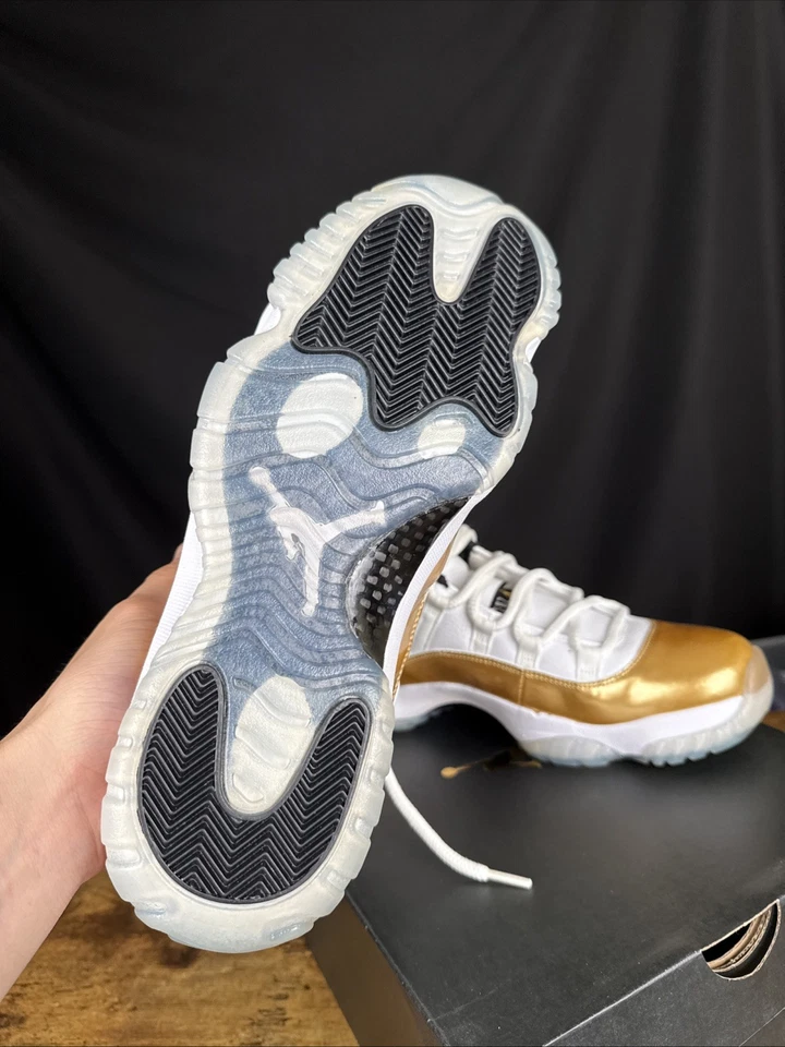 Zapatillas Air Jordan 11 Retro Cierre Bajo Ceremonia Dorado/Blanco, Talla 10 Foto 2 de 4