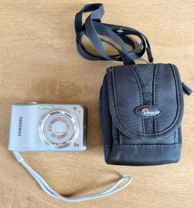 Samsung ES28 Digital Camera, 12.2 Megapixel (MP), Silver + lowepro case works A1