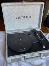 VICTROLA JOURNEY SIGNATURE BLUETOOTH SUITCASE RECORD PLAYER - LIGHT GREY LINEN