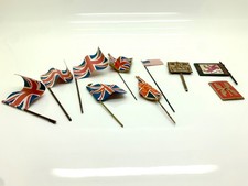 UNBRANDED TOY SOLDIERS SELECTION OF METAL & (FOUR PAPER) FLAGS 54MM UNBOXED