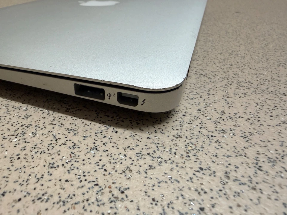 Apple MacBook Air 11", Intel Core i5, 1.6GHz, 128GB SSD, 2GB DDR3 RAM, A1370 - Image 4 of 4