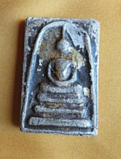 Amulett,Buddha auf 3stufigem Thron mit Goldauflage, R&uuml;ckseite silberner Fisch.