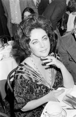 Elizabeth Taylor attends an awards ceremony at Sardi's in New- 1977 Old Photo 4