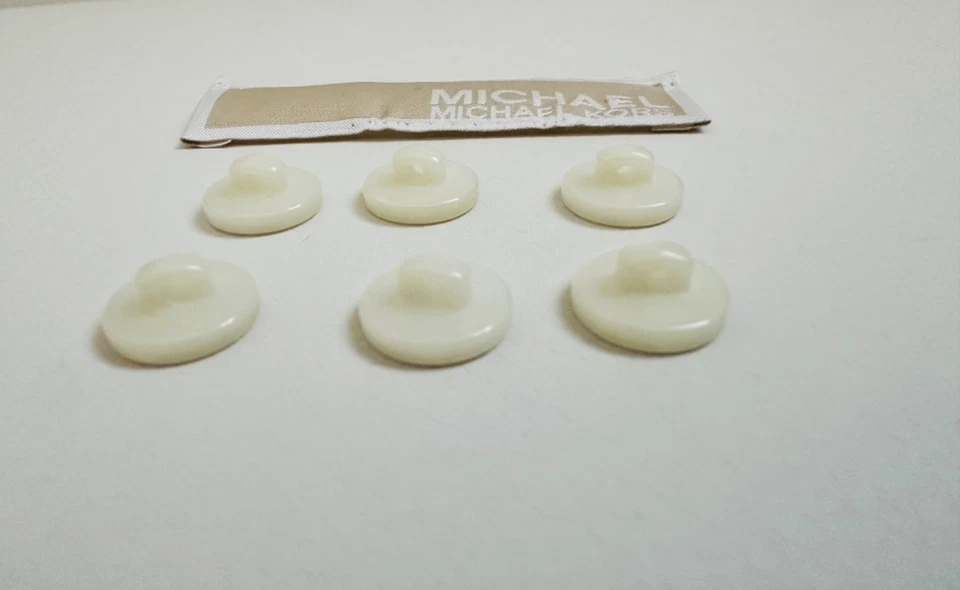Michael Kors MK plastic shank button set of 6 inscribe in off white - Image 3 of 4