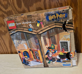 LEGO 4721 Harry Potter: Classroom/Mirror of Erised - 100% w/box & manual
