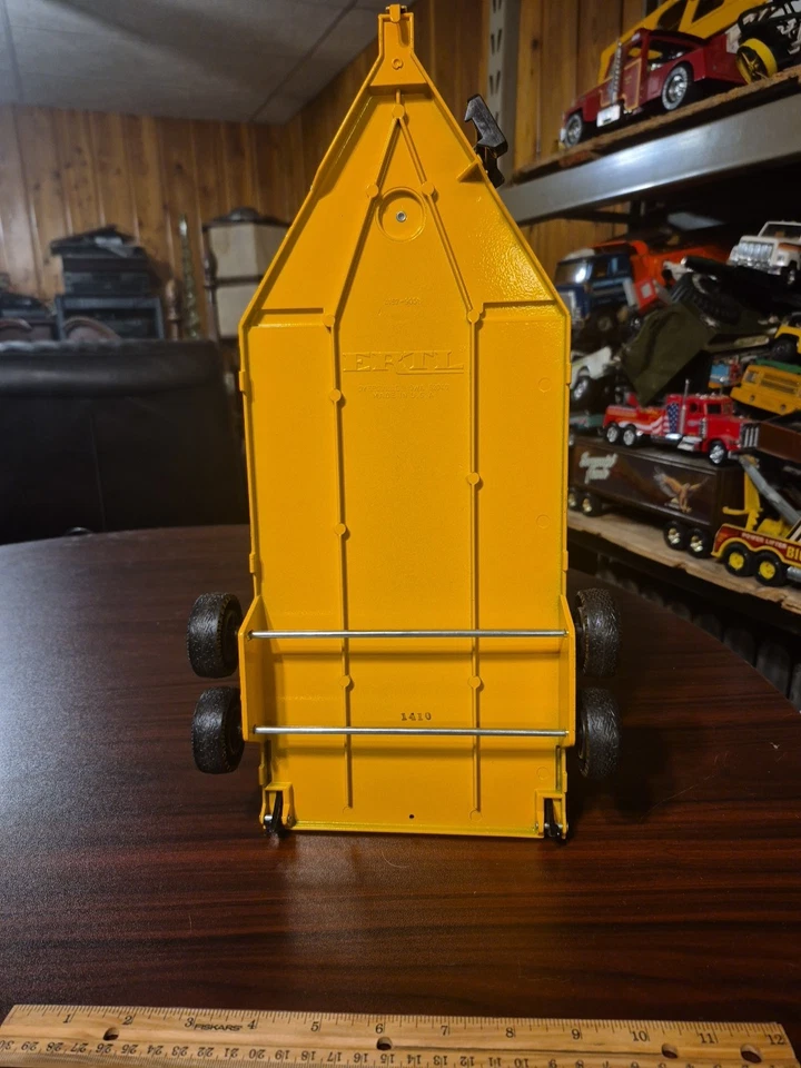 1/16 John Deere Yellow Flatbed Machinery Trailer With Winch - Image 4 of 4