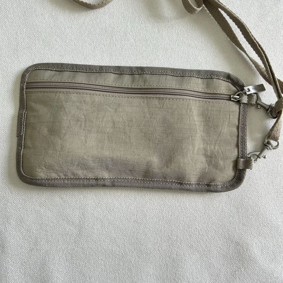 Baggallini Beige Porta Billetes Pasaporte Viaje Dinero Organizador Bolsa Bolsa 9”x 5” Foto 3 de 4