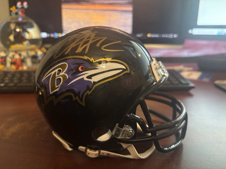 雅各比·琼斯亲笔签名巴尔的摩乌鸦队迷你头盔带真品证明和展示盒 — 第 3/4 张图片