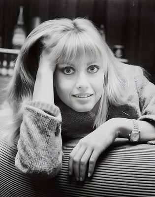  Olivia Newton John  Star Singer-Actress Beloved Celebrity 8X10  STUNNING  1978
