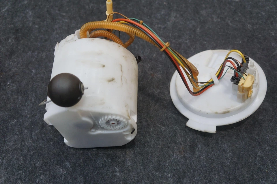 Rear Tank Mounted Fuel Pump Assembly 4.4L OEM 7934507 BMW 750i XDrive G12 2021 - Image 3 of 4