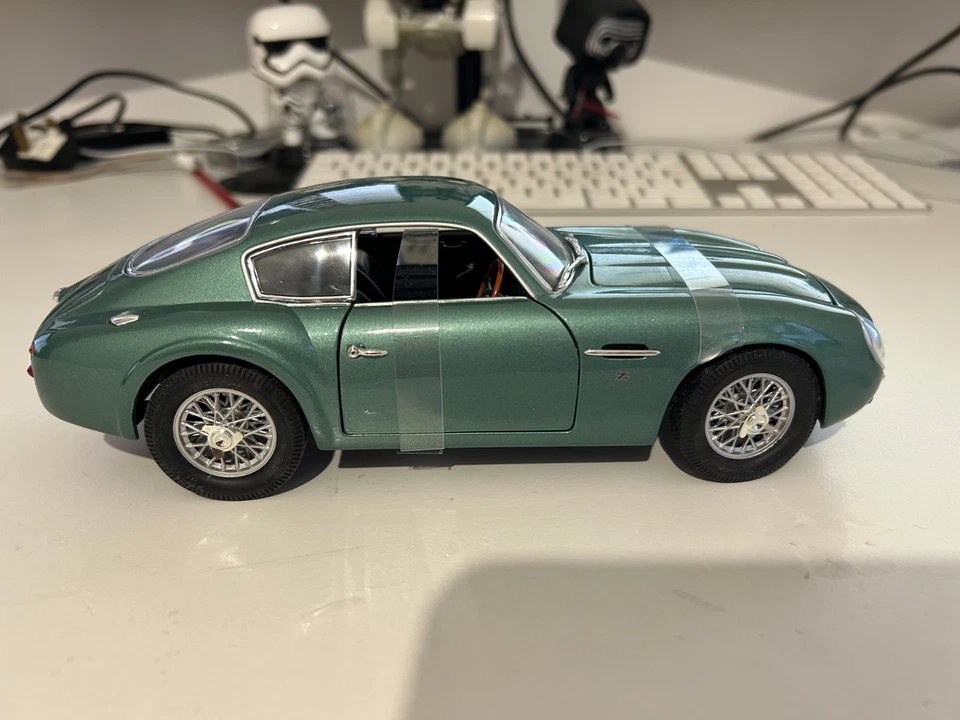 Aston Martin DB4 GT Zagato 1961 Road Signature 1:18 Diecast Model Car, New Boxed - Image 2 of 4