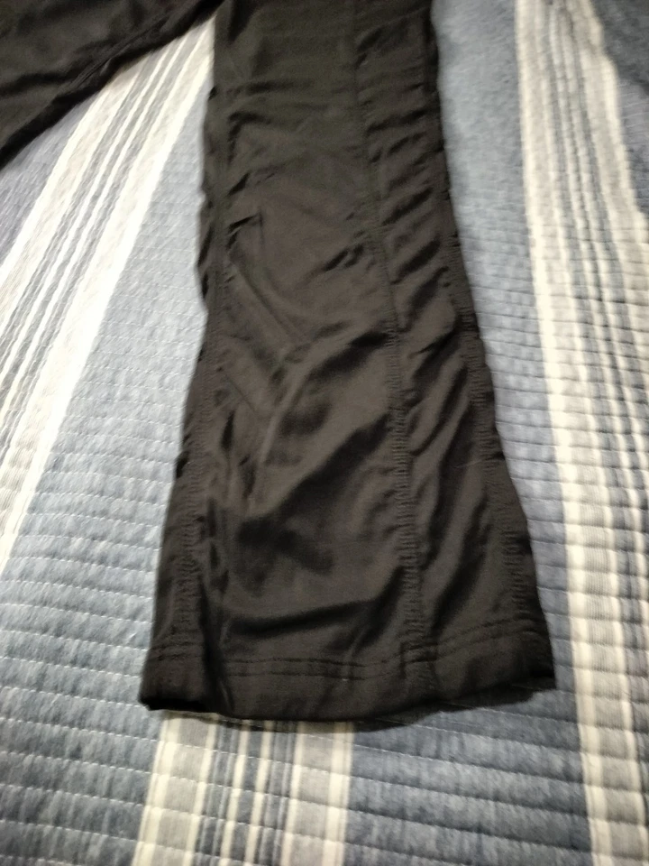Pantalones negros pequeños North Face para mujer cintura con cordón, ligeros para exteriores. Foto 4 de 4
