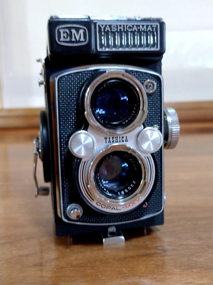 Yashica MAT EM Twin Lens Reflex Camera with leather case - image 2 of 4