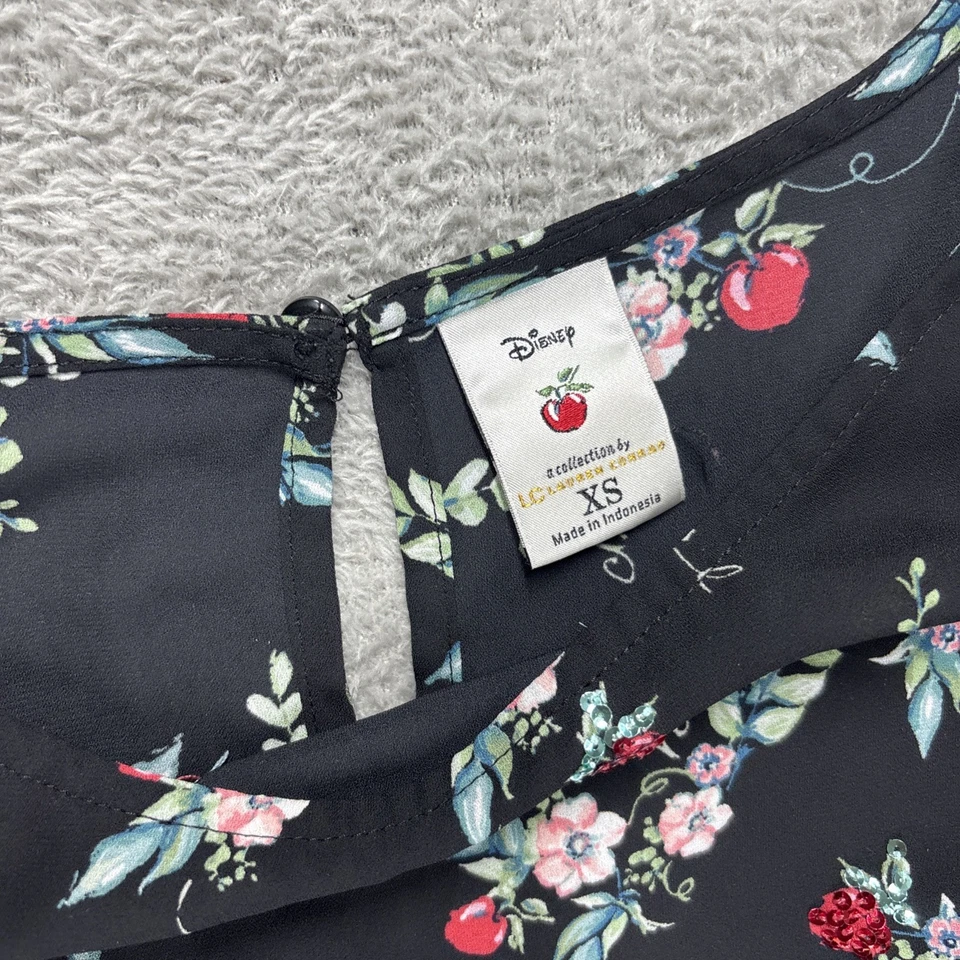 Top campesino negro estampado floral de lentejuelas manzana Blancanieves Disney Lauren Conrad XS Foto 4 de 4